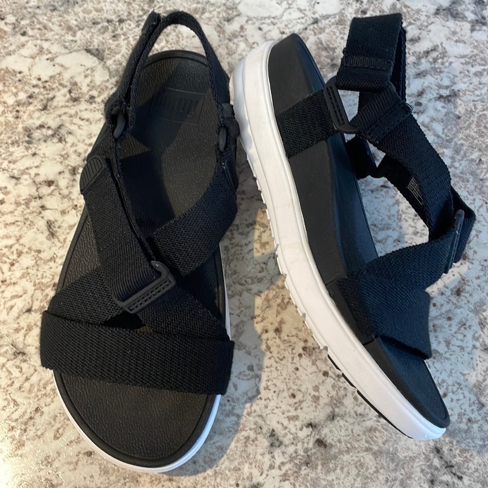 Fitflop crossover Velcro sandal w/backstrap. Women’s size 6. Black/White